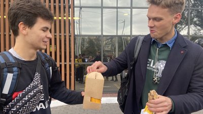 Щасливі кияни та змучені кур'єри. Як у Києві знову відкрився McDonald’s
