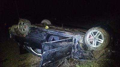Авто, яке перекинулось на дах внаслідок ДТП у селі Пісочне Ковельського району