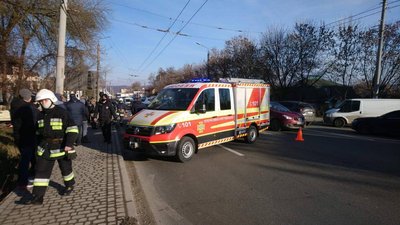 У Франківську перекинувся автомобіль. Водія госпіталізували У Франківську перекинувся автомобіль. Водія госпіталізували
