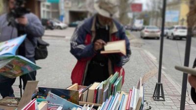 10 грн за книгу латиною. У Херсоні безхатько на книжковому ярмарку допоміг дітям-сиротам