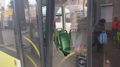 Проривався 11-м. У Києві чоловік розбив двері тролейбуса після відмови у проїзді