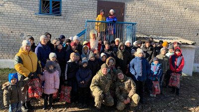 "Миколай у пікселі": бійці 103 бригади ТрО подарували понад 300 подарунків дітям на сході "Миколай у пікселі": бійці 103 бригади ТрО подарували понад 300 подарунків дітям на сході