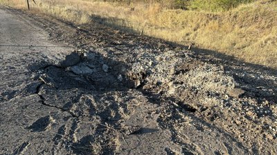 Місце влучання РФ у дорогу