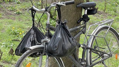 "Доставка щастя". Як херсонець організував довіз посилок та гуманітарної допомоги велосипедом "Доставка щастя". Як херсонець організував довіз посилок та гуманітарної допомоги велосипедом