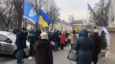 Під Львівською ОДА протестують працівники профспілок Під Львівською ОДА протестують працівники профспілок