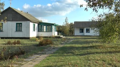Ремонт власними руками: на Полтавщині селяни завершують облаштування трапезної біля храму ПЦУ