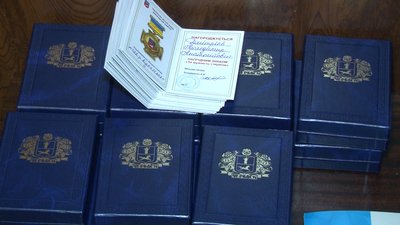 Понад сотню нагрудних знаків і подяк вручили волонтерам та військовим у Черкасах