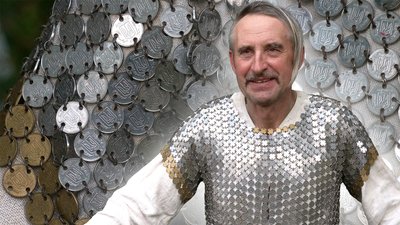 Житель Чернігівщини зробив кольчугу з монет та хоче виготовити такі самі штани