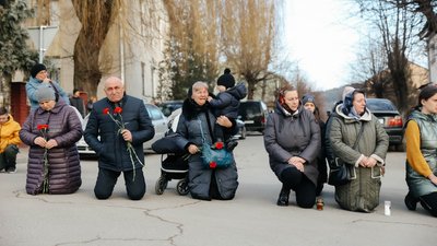 Люди зустрічали полеглого воїна на колінах Люди зустрічали полеглого воїна на колінах