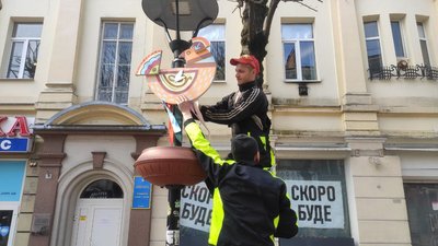 Луцьк прикрашають до великодніх свят