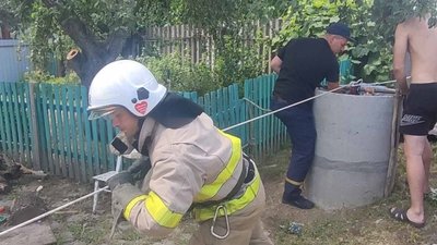 На Сумщині рятувальники дістали чоловіка з колодязя На Сумщині рятувальники дістали чоловіка з колодязя