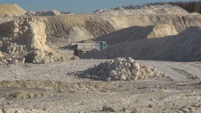 Зменшили виробництво вдвічі: як працює каолінове підприємство Вінниччини в умовах війни
