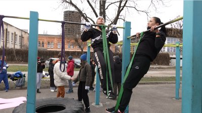 Ліворуч на турніку Ольга Середенко Ліворуч на турніку Ольга Середенко