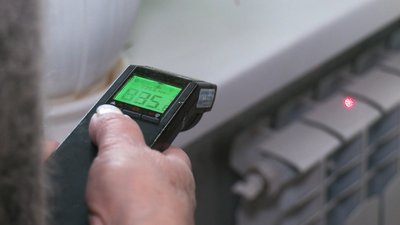 Обмотали трубу светрами: мешканці багатоповерхівки у Харкові скаржаться на проблеми з опаленням