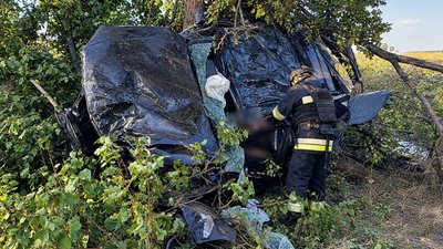 Рятувальник обстежує автомобіль, який потрапив в аварію на Кіровоградщині 8 вересня