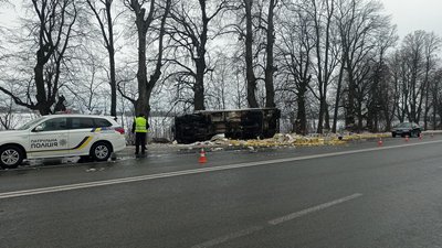 На Вінниччині вантажівка злетіла з дороги в кювет та спровокувала масштабну ДТП На Вінниччині вантажівка злетіла з дороги в кювет та спровокувала масштабну ДТП