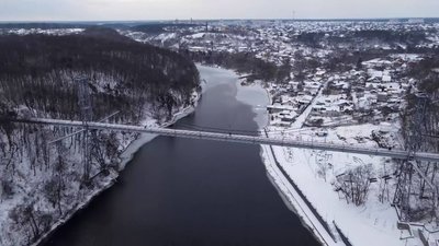 У Житомирі з пішохідного мосту стрибнув 19-річний хлопець і розбився