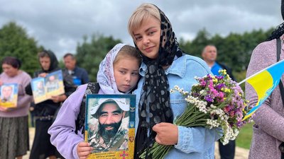 Вдова і дочка Артема Жовніра Вдова і дочка Артема Жовніра