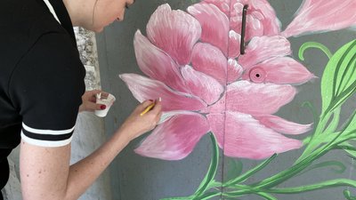 Півонії, кульбабки і не тільки. Херсонська художниця розмальовує квітами двері під’їздів у місті Півонії, кульбабки і не тільки. Херсонська художниця розмальовує квітами двері під’їздів у місті