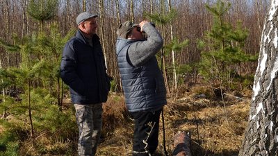 Дослідники за допомогою бінокля спостерігають за птахами на Хмельниччині Дослідники за допомогою бінокля спостерігають за птахами на Хмельниччині