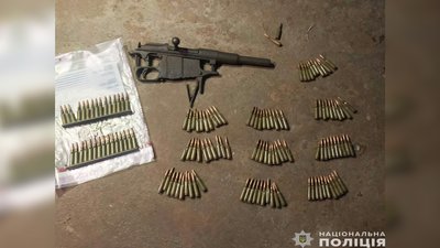 Набої та елементи гвинтівки Мосіна, які вилучила поліція у 44-річного чоловіка у Прилуцькому районі на Чернігівщині, якого підозрюють у торгівлі зброєю Набої та елементи гвинтівки Мосіна, які вилучила поліція у 44-річного чоловіка у Прилуцькому районі на Чернігівщині, якого підозрюють у торгівлі зброєю