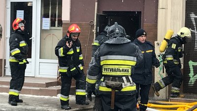 У Франківську горить будинок. Перекрили одну із центральних вулиць У Франківську горить будинок. Перекрили одну із центральних вулиць