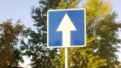 Дорожній знак, що вказує на односторонній рух
