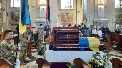 У Тернополі прощаються із загиблим добровольцем Вадимом Гайдіним У Тернополі прощаються із загиблим добровольцем Вадимом Гайдіним