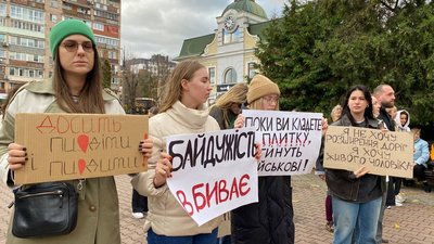У Черкасах містяни просять віддати гроші на ЗСУ У Черкасах містяни просять віддати гроші на ЗСУ