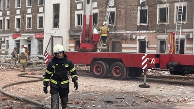 Волонтери допомагають рятувальникам розбирати завали після удару РФ по Харкову: на якому етапі роботи, як долучитися