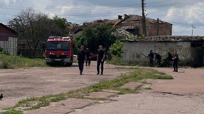 Рятувальники на місті прильоту у Новгороді-Сіверському на Чернігівщині 30 червня 2026 року