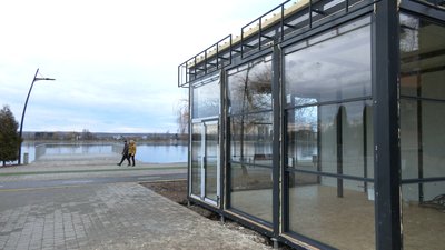 "Виринули, як чорт з табакерки". На міському озері Франківська встановили два МАФи