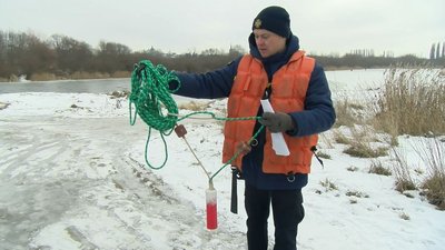 У Луцьку рятувальники розповіли рибалкам, як не провалитися під кригу У Луцьку рятувальники розповіли рибалкам, як не провалитися під кригу