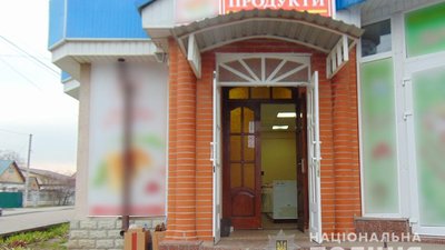 У масці та з пістолетом: корсунчанин пограбував продуктовий магазин