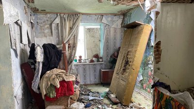 "Нікому не бажаю, як ми оце живемо". Жителька Первомайського, що Миколаївщині, живе з рідними в сараї "Нікому не бажаю, як ми оце живемо". Жителька Первомайського, що Миколаївщині, живе з рідними в сараї