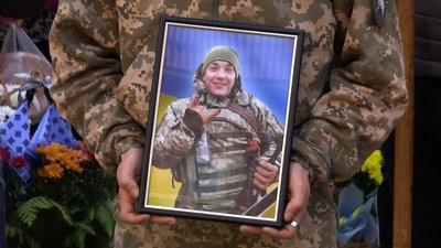 "Він міг стати видатним музикантом". На Франківщині попрощалися з військовослужбовцем Русланом Якібчуком "Він міг стати видатним музикантом". На Франківщині попрощалися з військовослужбовцем Русланом Якібчуком