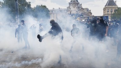 У Парижі під час маршу Black Lives Matter сталися сутички із силовиками У Парижі під час маршу Black Lives Matter сталися сутички із силовиками