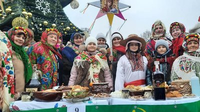 Щедрували та водили "козу". У середмісті Херсона відзначили Старий Новий рік Щедрували та водили "козу". У середмісті Херсона відзначили Старий Новий рік