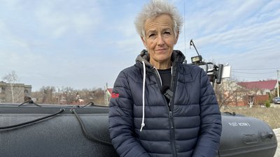 Миколаївські волонтери переробляють автомобілі для евакуації бійців з лінії фронту Миколаївські волонтери переробляють автомобілі для евакуації бійців з лінії фронту