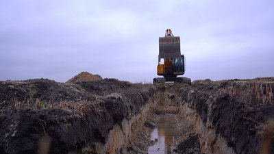 Протитанкові рови та мінні поля: як на Рівненщині укріплюють кордон з Білоруссю Протитанкові рови та мінні поля: як на Рівненщині укріплюють кордон з Білоруссю