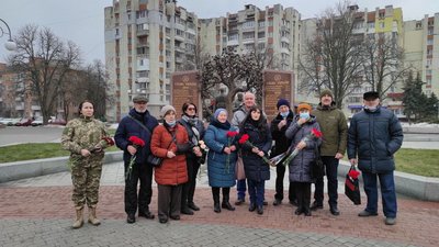 У Черкасах ветерани бойових дій вшанували пам'ять загиблих добровольців У Черкасах ветерани бойових дій вшанували пам'ять загиблих добровольців