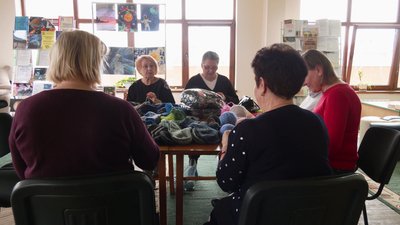 "Головне — з душею це робити": у Рівному майстрині в'яжуть шкарпетки для військових