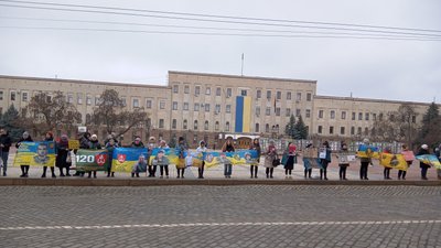 "Просимо міжнародні організації – знайдіть нам наших рідних". У Кропивницькому вийшли на акцію "Не мовчи! Полон вбиває" "Просимо міжнародні організації – знайдіть нам наших рідних". У Кропивницькому вийшли на акцію "Не мовчи! Полон вбиває"