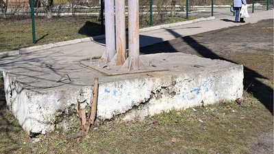 У Кропивницькому міськрада дала три дні на ремонт аварійних бордів. Потім їх знесуть У Кропивницькому міськрада дала три дні на ремонт аварійних бордів. Потім їх знесуть