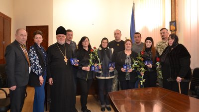 Родичам п'ятьох полеглих воїнів з Івано-Франківщини передали посмертні відзнаки "За мужність і відвагу"