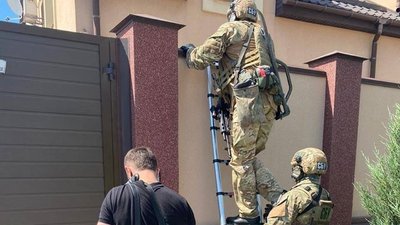 СБУ викрила голову Кіровоградської облдержадміністрації Андрія Балоня на хабарі 1,8 млн гривень СБУ викрила голову Кіровоградської облдержадміністрації Андрія Балоня на хабарі 1,8 млн гривень