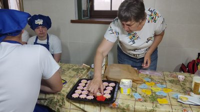 Молодь з інвалідністю з Полтави готують смаколики для військових Молодь з інвалідністю з Полтави готують смаколики для військових