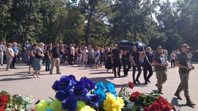 "Хотів купити будинок сім'ї та авто для подорожей". У Кропивницькому попрощалися із загиблим бійцем "Хотів купити будинок сім'ї та авто для подорожей". У Кропивницькому попрощалися із загиблим бійцем