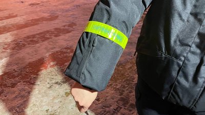 Поліцейські роздали пішоходам світловідбивачі Поліцейські роздали пішоходам світловідбивачі