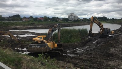 Розчищають та укріплюють: у місті на Волині облаштовують русло річки Турія Розчищають та укріплюють: у місті на Волині облаштовують русло річки Турія